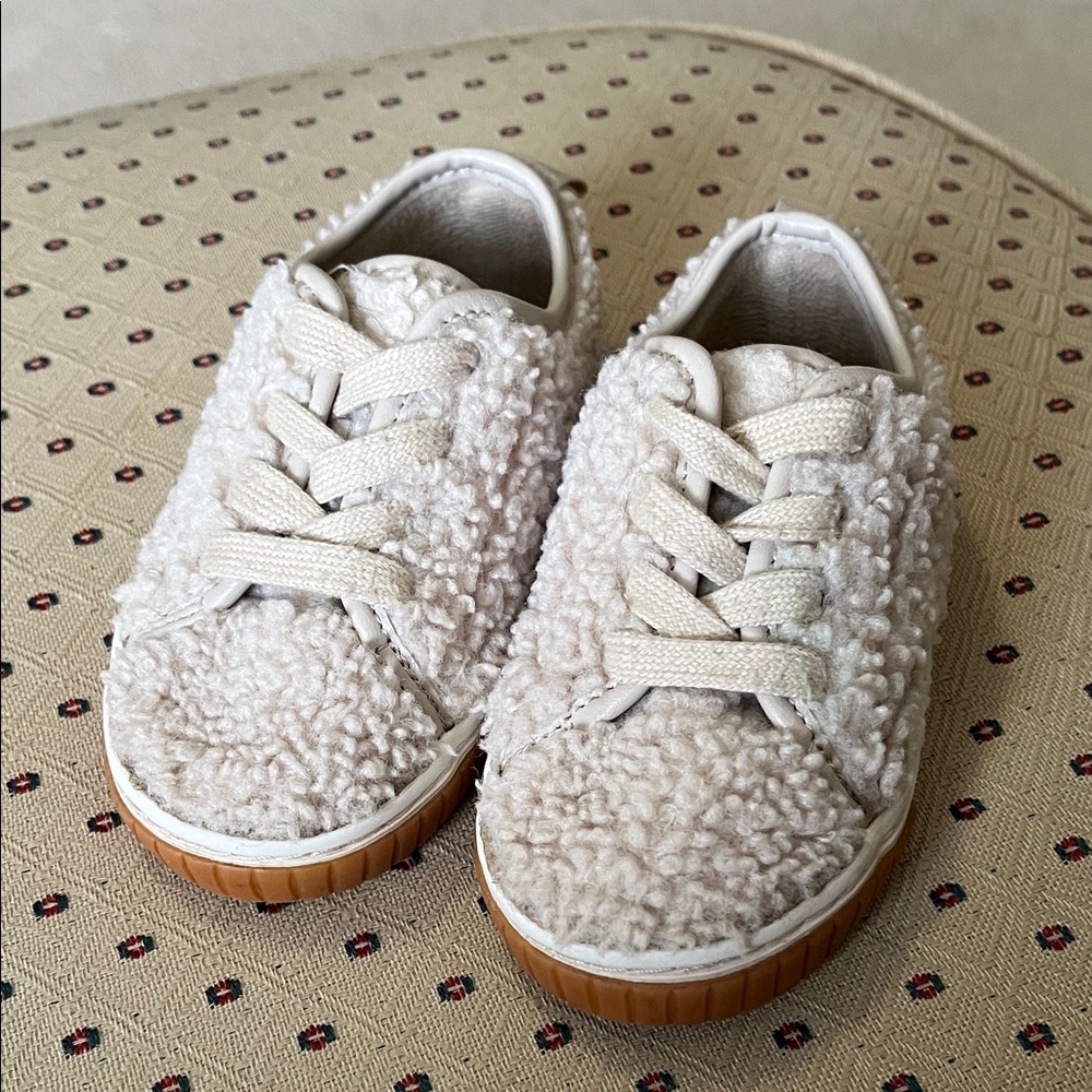 Zara Faux Shearling Sneakers in Off White/cream color. Size EU 23/ US 7 toddler